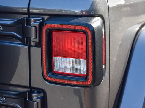 Used 2018 Jeep Wrangler Unlimited Sahara image 7