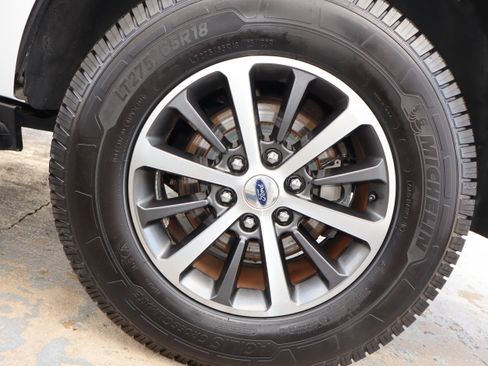 Used 2018 Ford Expedition XLT image 12