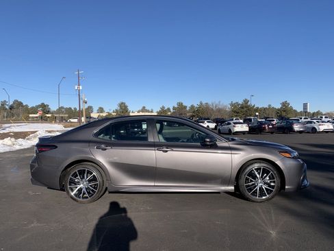 Used 2022 Toyota Camry SE image 4