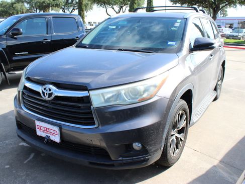 Used 2016 Toyota Highlander XLE AWD/4WD image 4