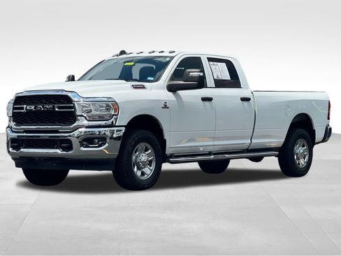 Used 2024 RAM 2500 Tradesman w/ Chrome Appearance Group AWD/4WD image 3