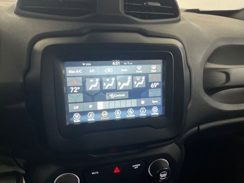 Used 2019 Jeep Renegade Latitude w/ Cold Weather Group image 70