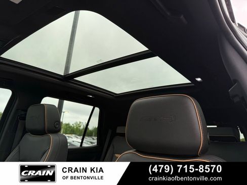 Used 2022 GMC Yukon AT4 w/ Technology Package AWD/4WD image 4