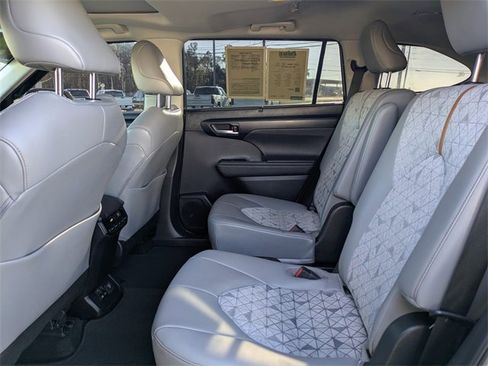 Used 2023 Toyota Highlander Bronze Edition image 16