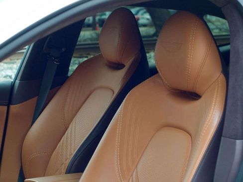 Used 2022 Aston Martin DBX image 21