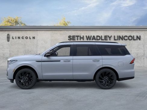 Used 2025 Lincoln Navigator Reserve w/ Jet Appearance Package AWD/4WD image 4