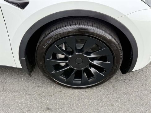 Used 2023 Tesla Model Y Long Range image 9
