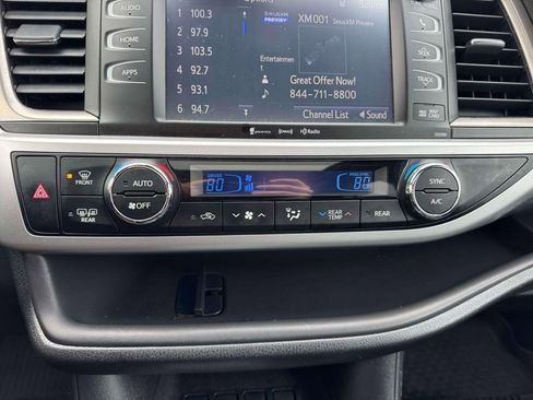 Used 2019 Toyota Highlander SE image 29