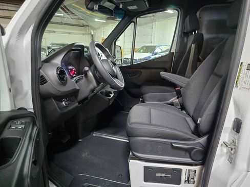 Used 2025 Mercedes-Benz Sprinter 2500 image 21