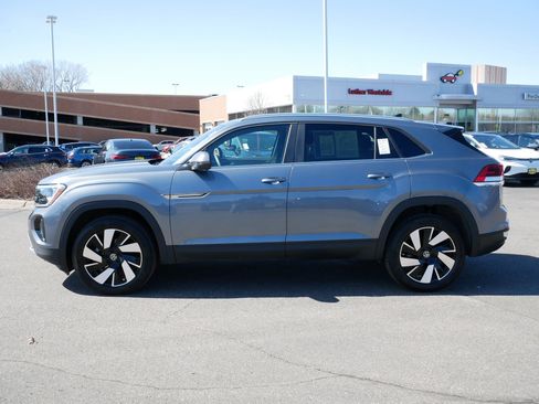 Certified 2025 Volkswagen Atlas Cross Sport SE w/ Panoramic Sunroof Package image 4