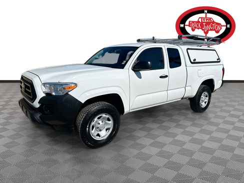 Used 2022 Toyota Tacoma SR image 3
