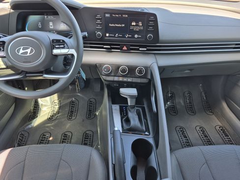 Used 2025 Hyundai Elantra SE FWD image 12