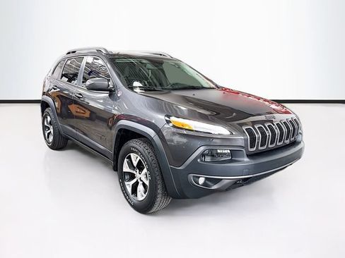 Used 2017 Jeep Cherokee Trailhawk w/ Cold Weather Group AWD/4WD image 3