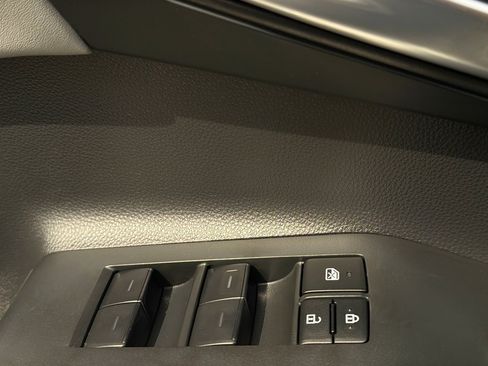 Used 2023 Toyota Highlander XLE AWD/4WD image 12
