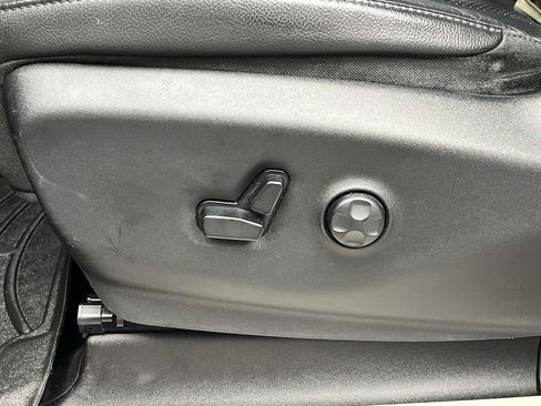 Used 2019 Chrysler Pacifica Touring-L FWD image 11