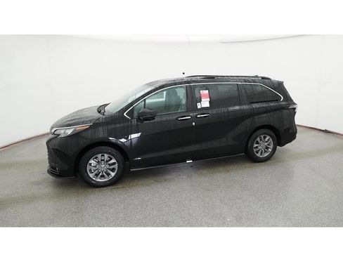 New 2026 Toyota Sienna XLE image 2