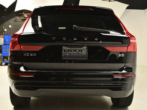 Used 2022 Volvo XC60 B5 Momentum w/ Protection Package Premier image 11