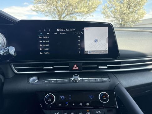 Used 2022 Hyundai Elantra Limited image 12