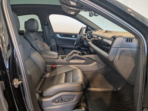 Used 2024 Porsche Cayenne Coupe image 32