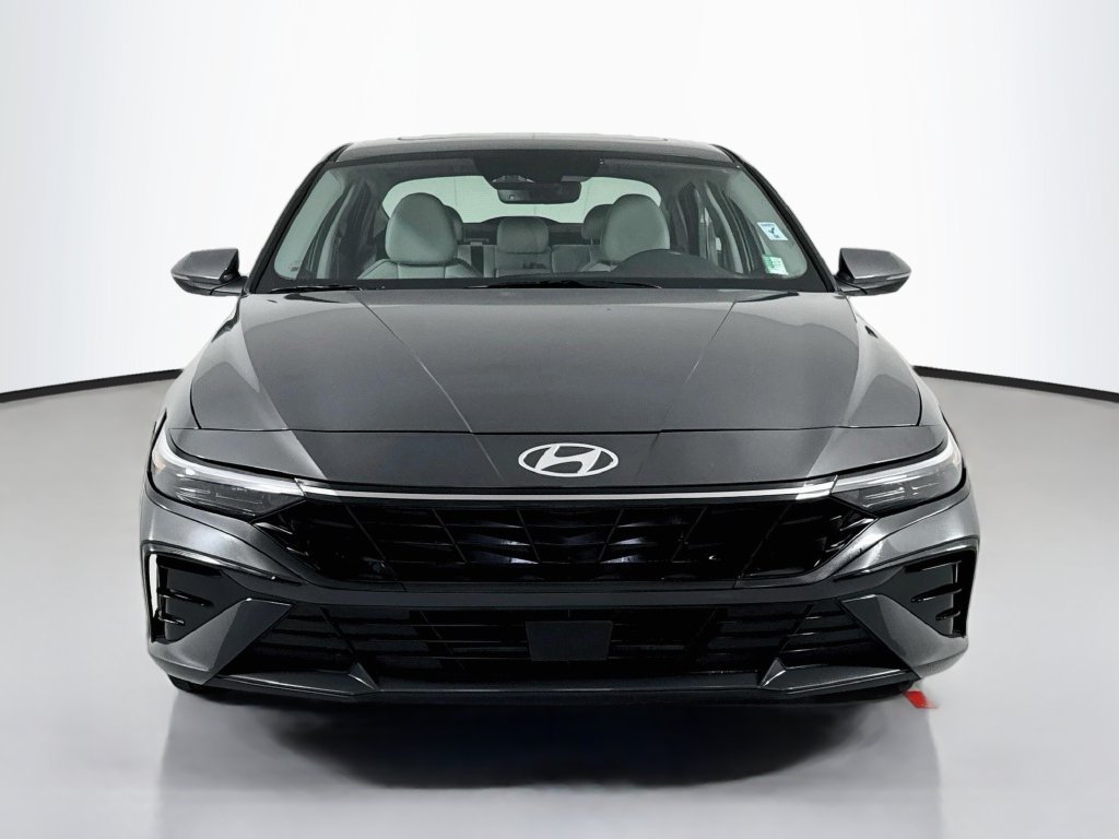 Used 2025 Hyundai Elantra Limited FWD image 3