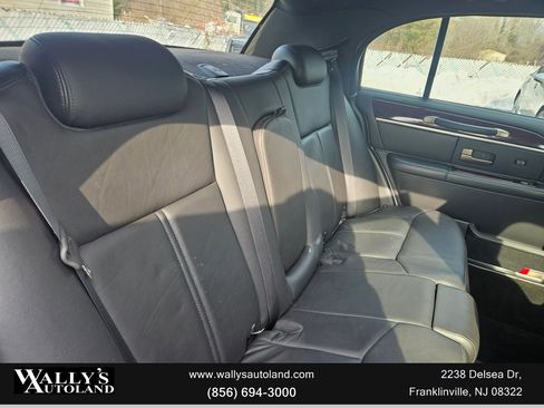 Used 2011 Lincoln Town Car Signature L image 32