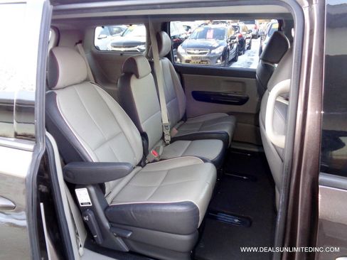 Used 2017 Kia Sedona EX image 25