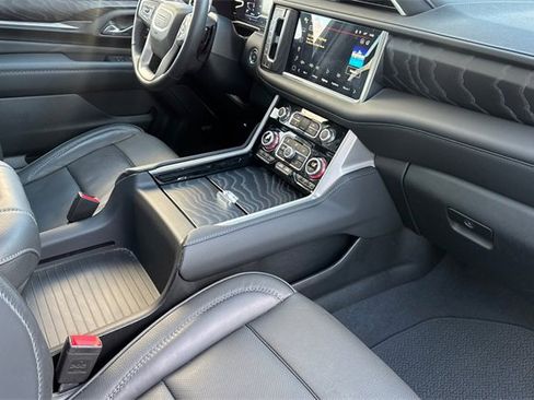 Used 2024 GMC Yukon Denali w/ Advanced Technology Package image 17