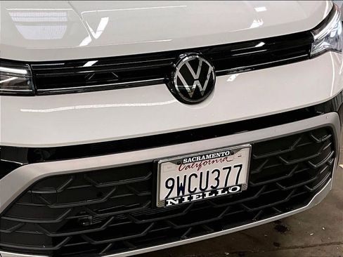 Certified 2025 Volkswagen Taos SE AWD/4WD image 32