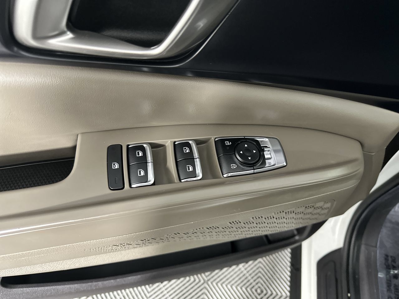 Certified 2026 Kia Carnival LXS FWD image 3
