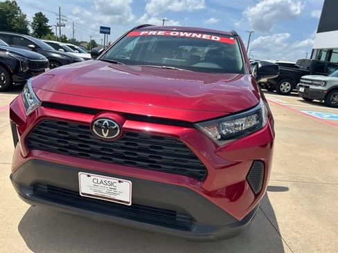Used 2021 Toyota RAV4 LE AWD/4WD image 3