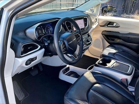 Used 2024 Chrysler Pacifica Touring-L image 15