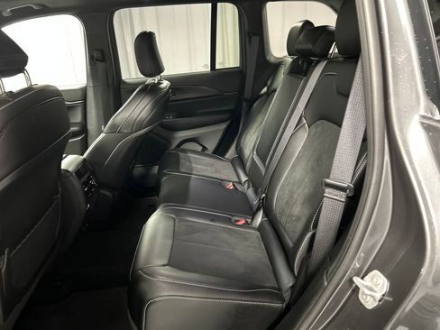 Used 2025 Jeep Grand Cherokee Altitude image 24