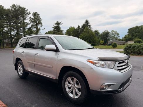 Used 2011 Toyota Highlander SE w/ Tow Pkg AWD/4WD image 4