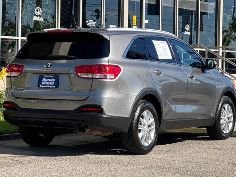 Used 2017 Kia Sorento AWD image 4