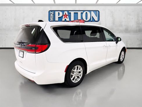 Used 2023 Chrysler Pacifica Touring-L image 7