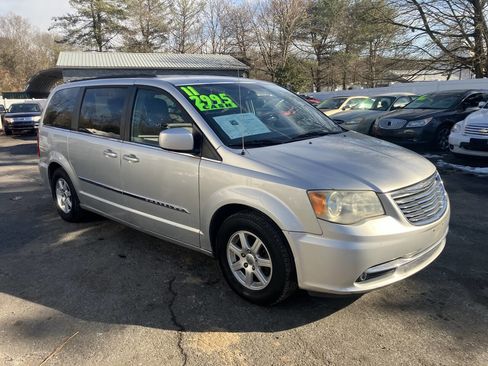 Used 2011 Chrysler Town & Country Touring image 5