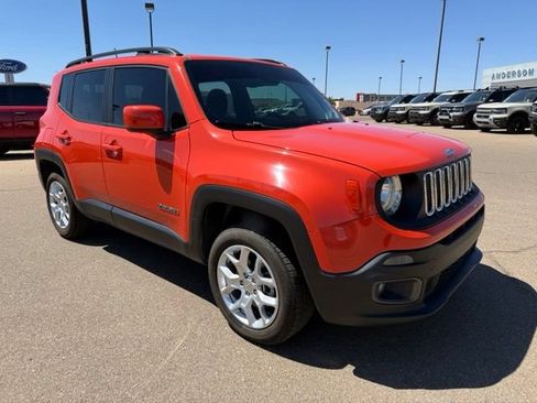 Used 2018 Jeep Renegade Latitude w/ Popular Equipment Group AWD/4WD image 3