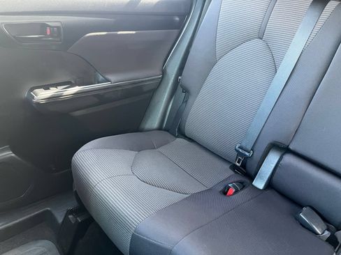 Used 2025 Toyota Highlander LE FWD image 44