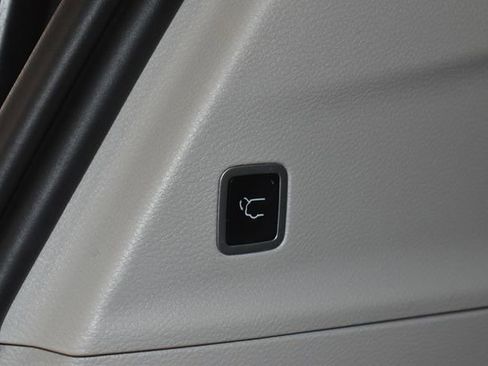 Certified 2024 Chrysler Pacifica Touring-L image 38