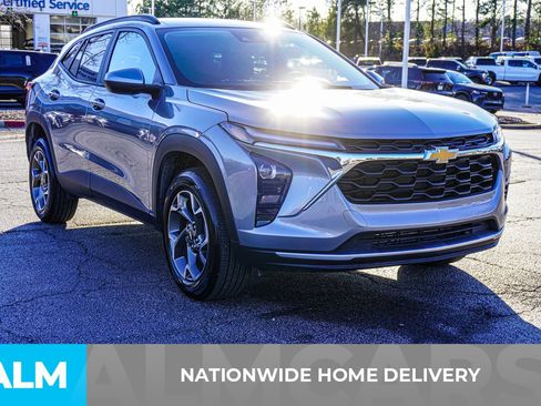 Used 2025 Chevrolet Trax LT w/ LT Convenience Package image 6