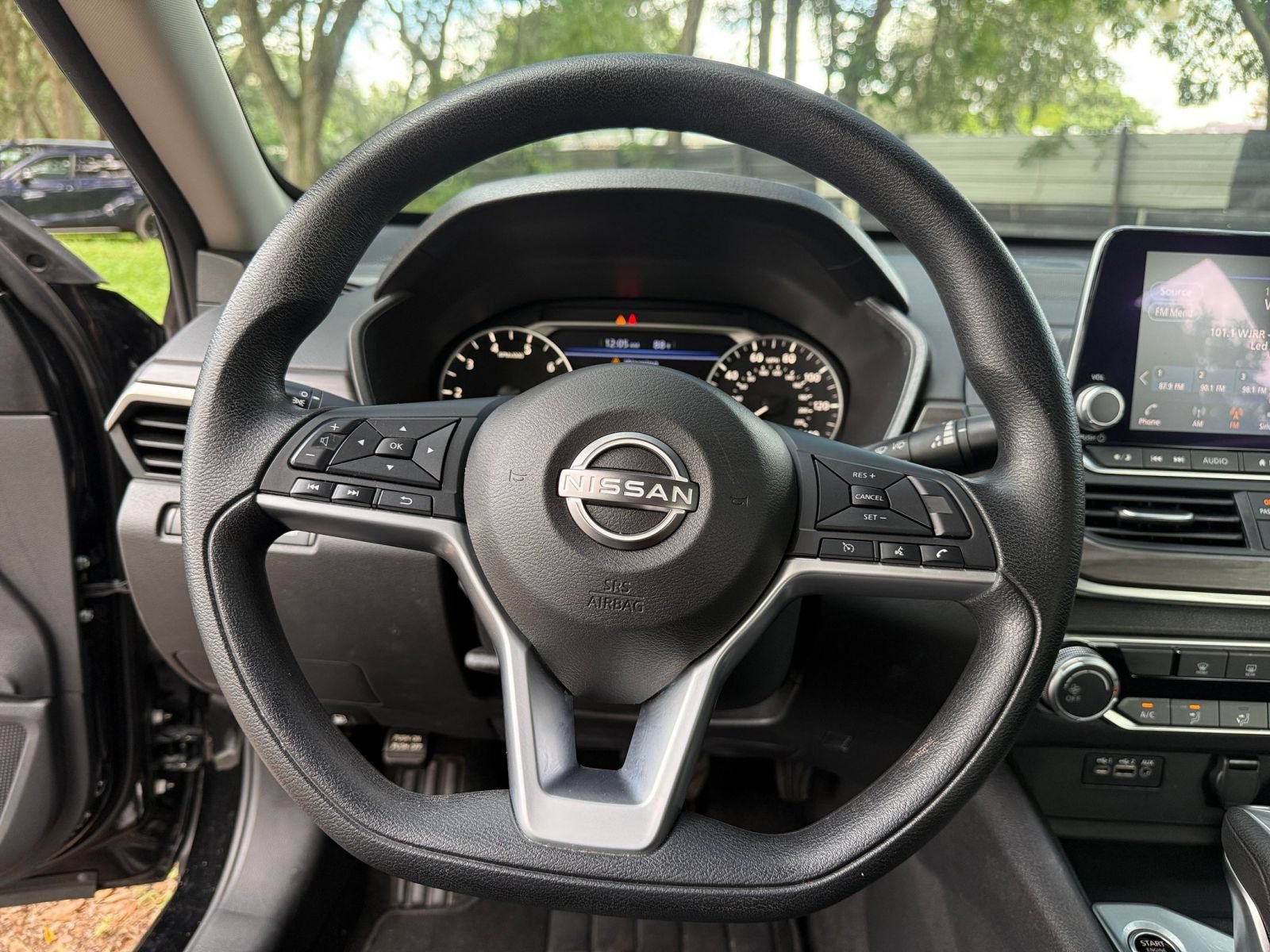Used 2025 Nissan Altima 2.5 SV FWD image 25
