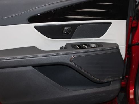 Used 2025 Lincoln Nautilus Premier AWD/4WD image 31