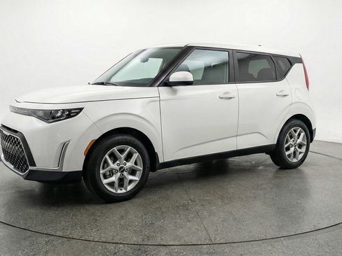 Used 2025 Kia Soul LX w/ LX Technology Package image 3