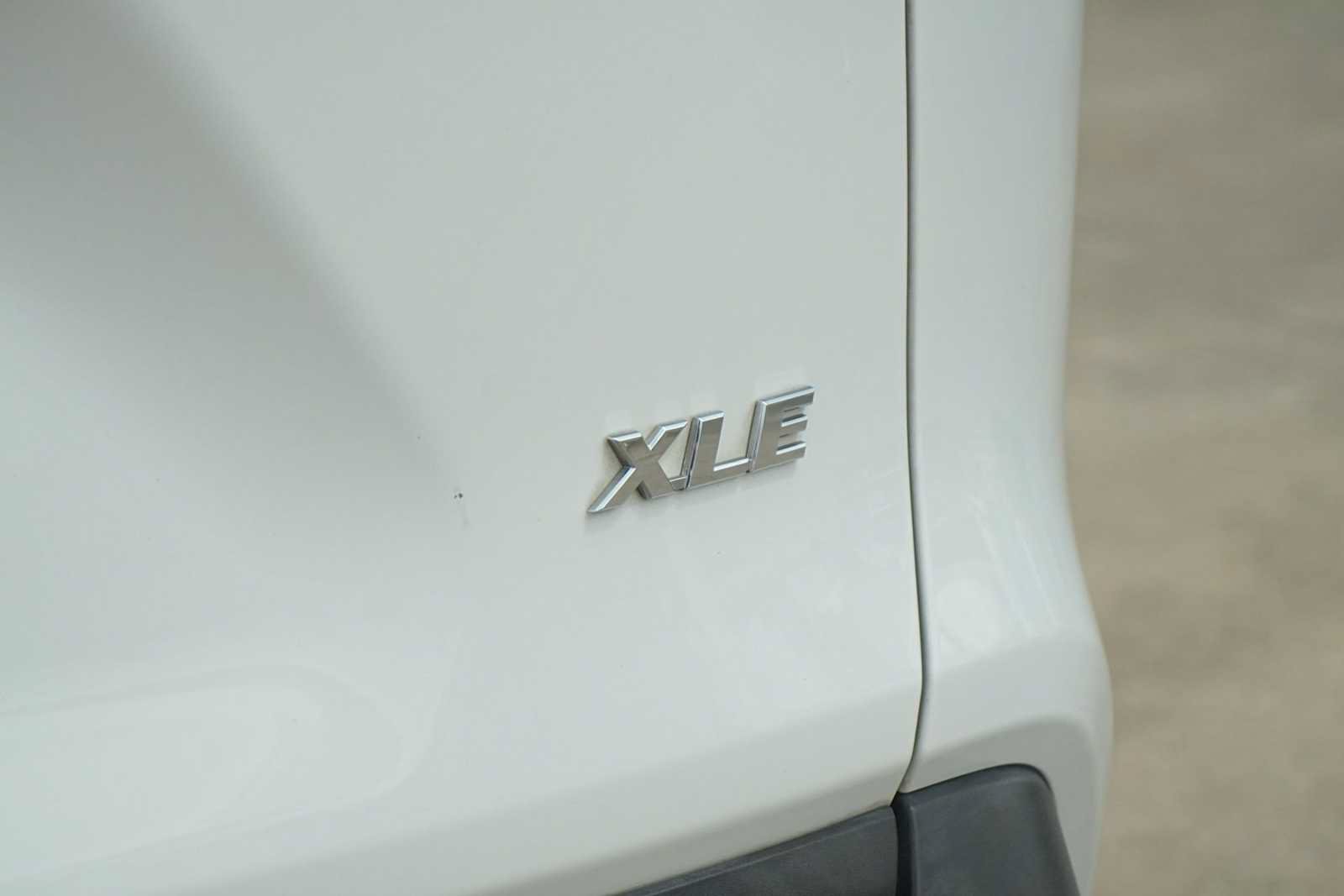 Used 2021 Toyota RAV4 XLE w/ Convenience Package FWD image 8