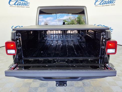 Used 2022 Jeep Gladiator Sport image 5
