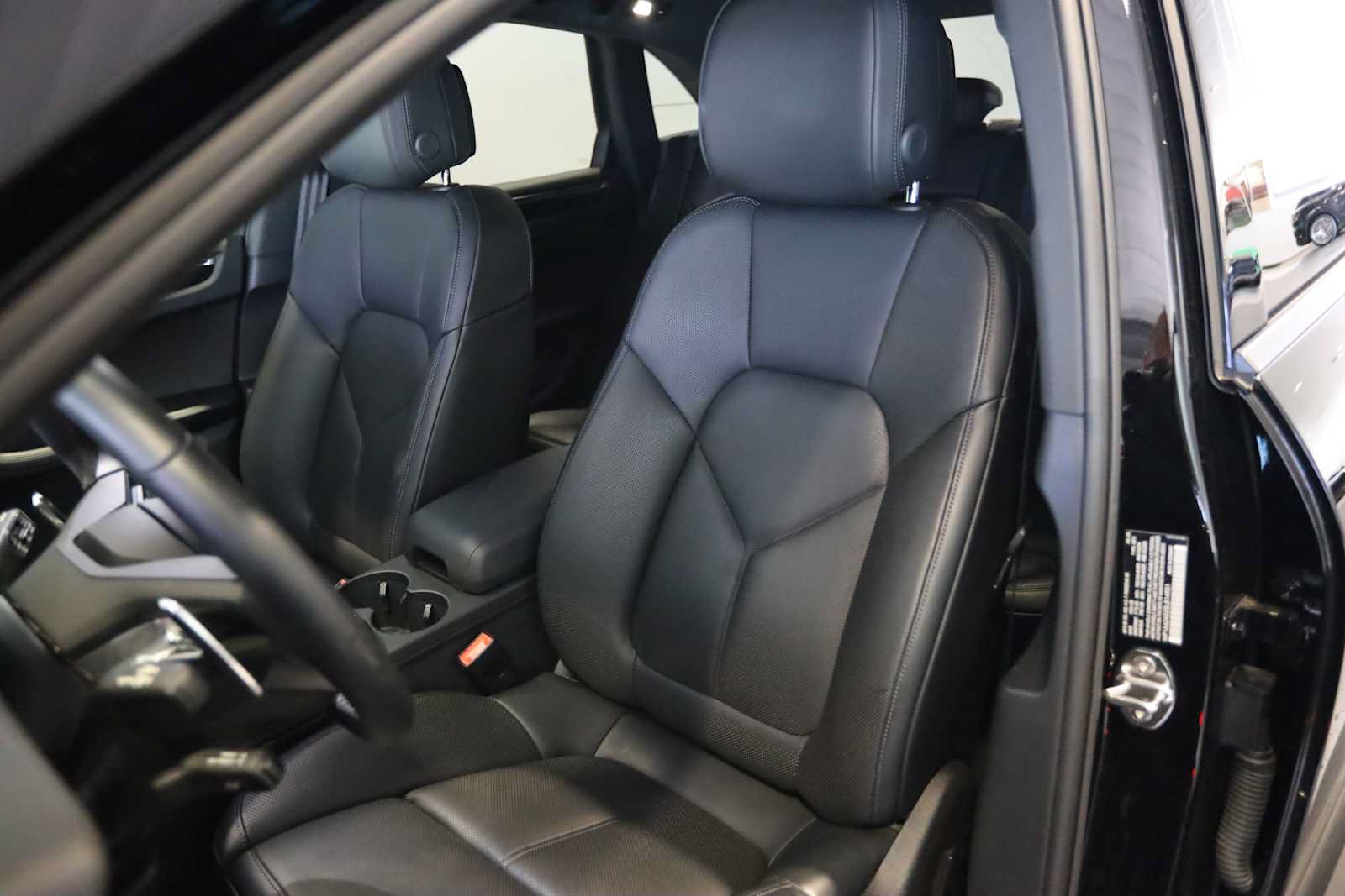 Used 2025 Porsche Macan AWD/4WD image 5