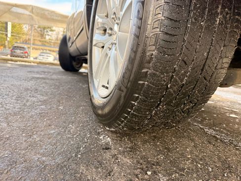 Used 2019 Ford Explorer XLT image 40