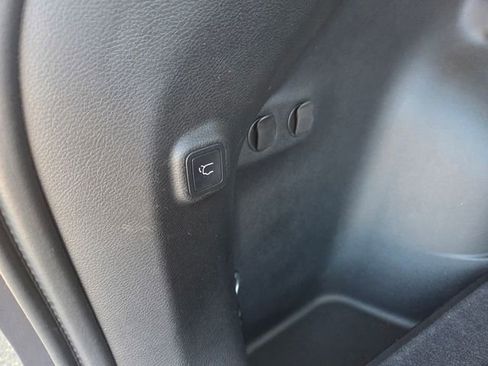 Used 2020 Jeep Cherokee Limited image 18