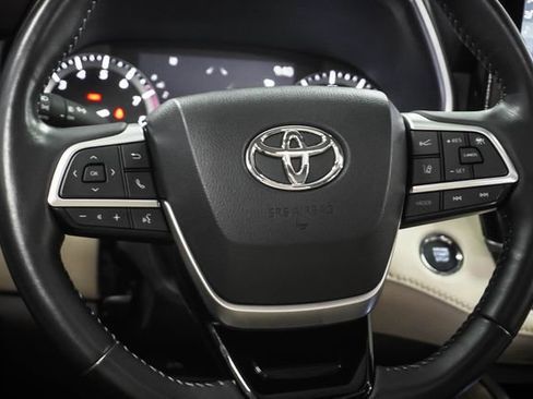 Used 2022 Toyota Highlander Limited image 12