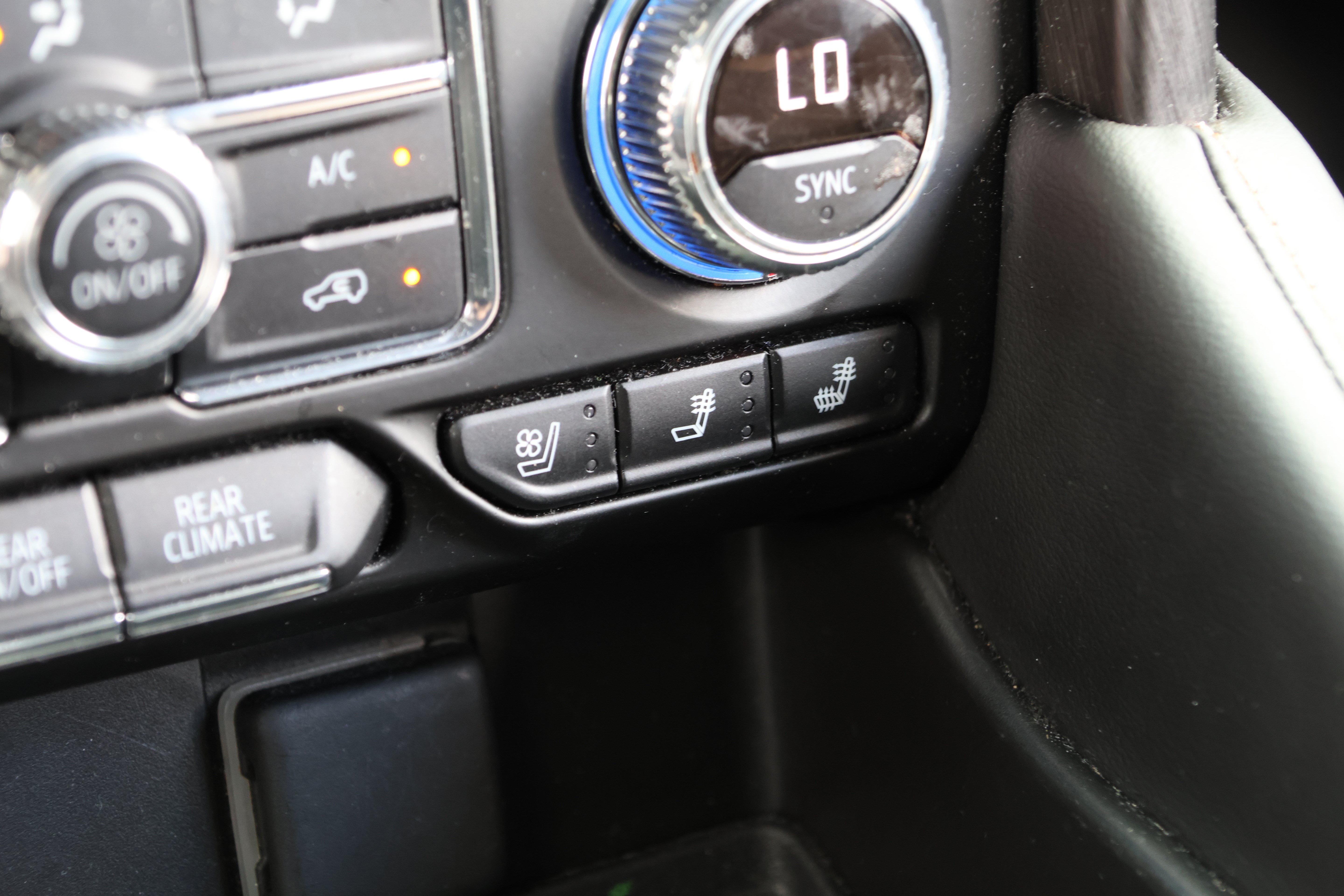 Used 2024 GMC Yukon AT4 w/ Technology Package AWD/4WD image 31
